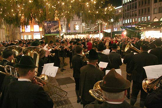 Musikalische Untermalung durch Blasmusik vom Tegernsee (©Foto: Martin Schmitz)